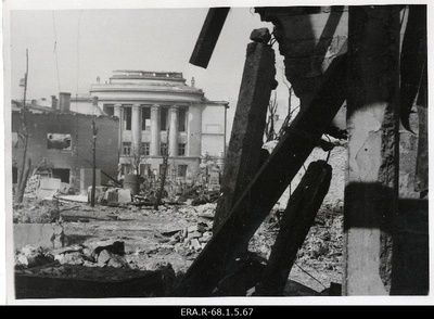 9. märtsi pommitamise tagajärjed Tallinnas: vaade põlenud "Estonia" teatrihoonele Sakala tänavalt  duplicate photo
