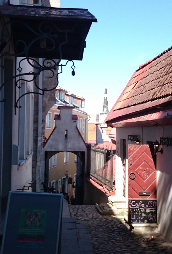 Tallinn, Lühike jalg 9, vaade väravale õue poolt. rephoto
