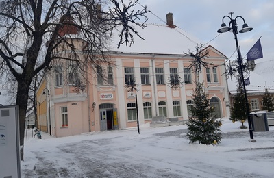 Kuressaare Vabatahtliku Tuletõrjeühingu kolm jaoskonda saavad uue lipu rephoto