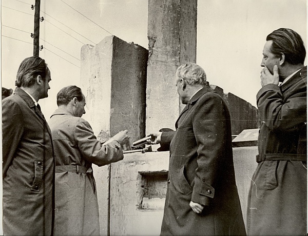 foto, nurgakivi panek Paide 3.Keskkooli hoonele 1970-ndatel a.