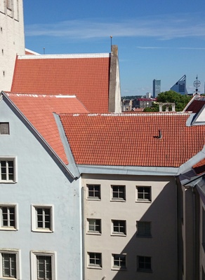 Tallinn, Niguliste kiriku varemed Antoniuse kabeli poolt. rephoto