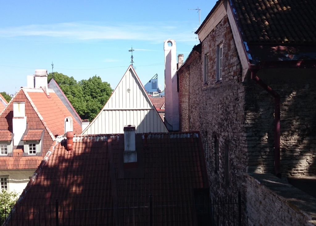 Tallinn, Lai tänav 38-40 majade viilkatused tagantpoolt. rephoto
