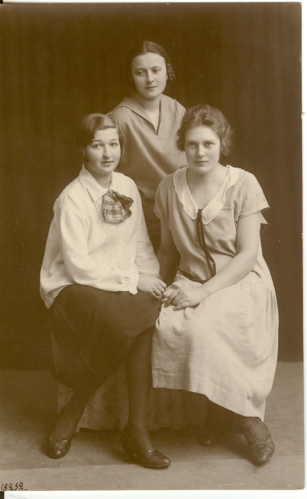 foto, Väätsa valla Lõõla küla 3 neidu -  Ella Mark keskel ja Linda Kärt vasakul 20.saj. esimesel poolel