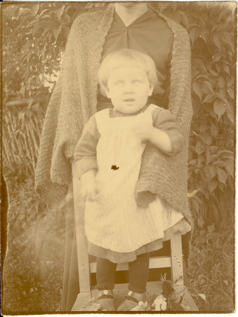 fotoportree, Väätsa valla Lõõla küla viiulikunstnik Elli Kreepsi tütar  Ainoga 1920-ndate a. alguses