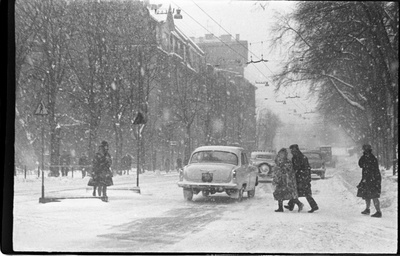 Pärnu mnt, crossroads with pedestrians and cars.  similar photo