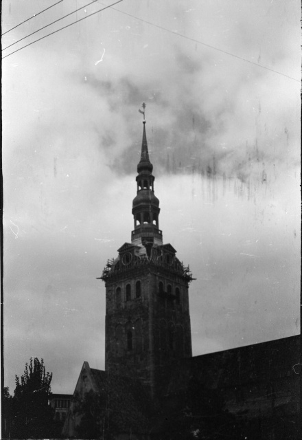 Covering the tower of the Niguliste Church with bleach