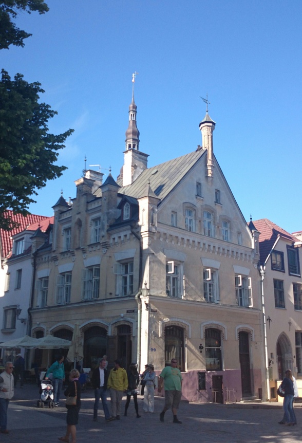Tallinn, maja Kullassepa ja Kuninga tänava nurgal. rephoto