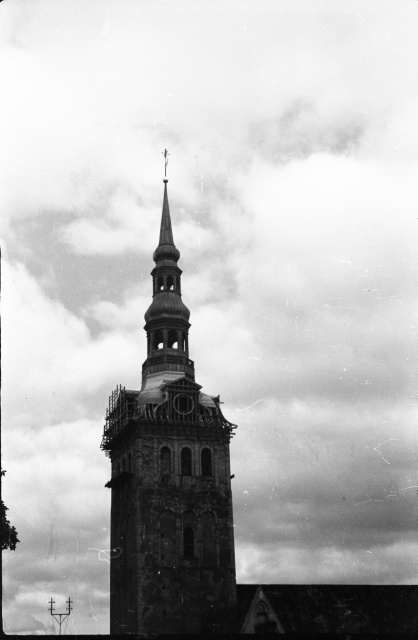 Covering the tower of the Niguliste Church with bleach