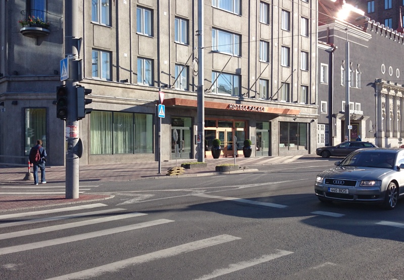 "Peetri" hotell, Vabaduse väljak nr 3 - esiplaanil sõituautod ja Eesti Autoklubi liikmed rephoto