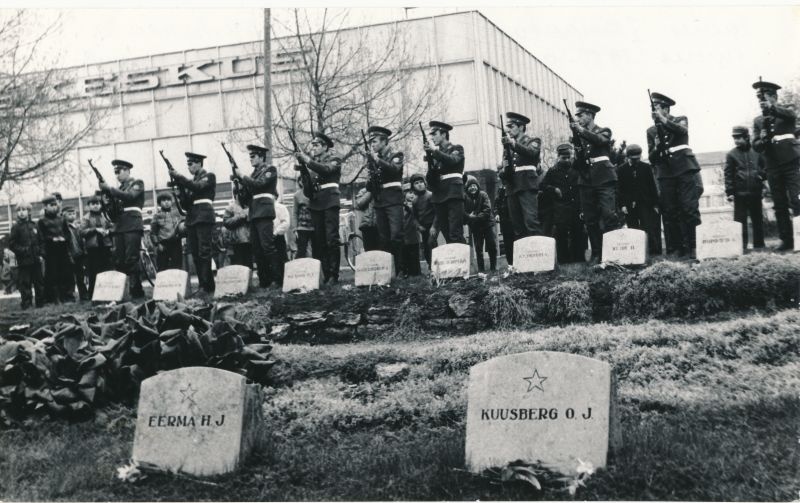 Photo. At the memorial pillar of the fallen in the Great Isamaas War in the 1980s. In May, the militant took place.  Black and white.