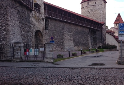 Tallinn, linnamüür Kloostri tänava juures, Sauna torn ja Gud-Dag'i torn. rephoto
