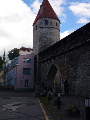 Tallinn, Köstritorn ja värav linnamüüris Kloostri tänava kohal. rephoto