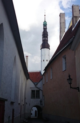 Tallinn, Börsi käik, taga Pühavaimu kirik. rephoto