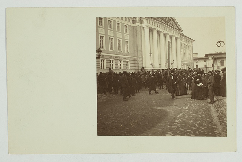 Tartu, population in front of the university