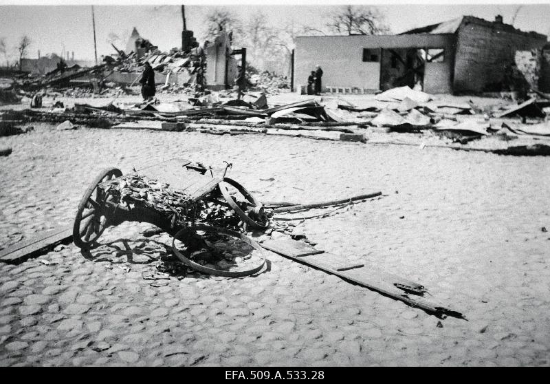 Ühe kolmandiku Petseri linnast hävitanud  hiigeltulekahju tagajärjed.