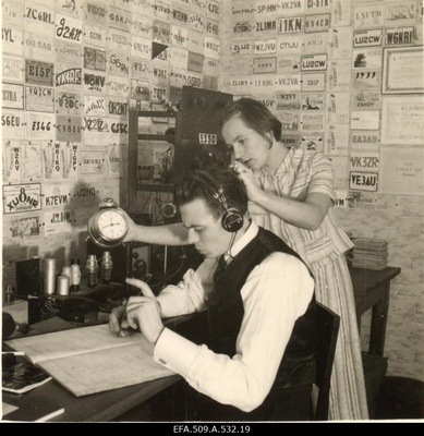 Raadioamatöör Karl Kallemaa (ES5D) oma amatöörraadiojaamas Rakveres.  similar photo