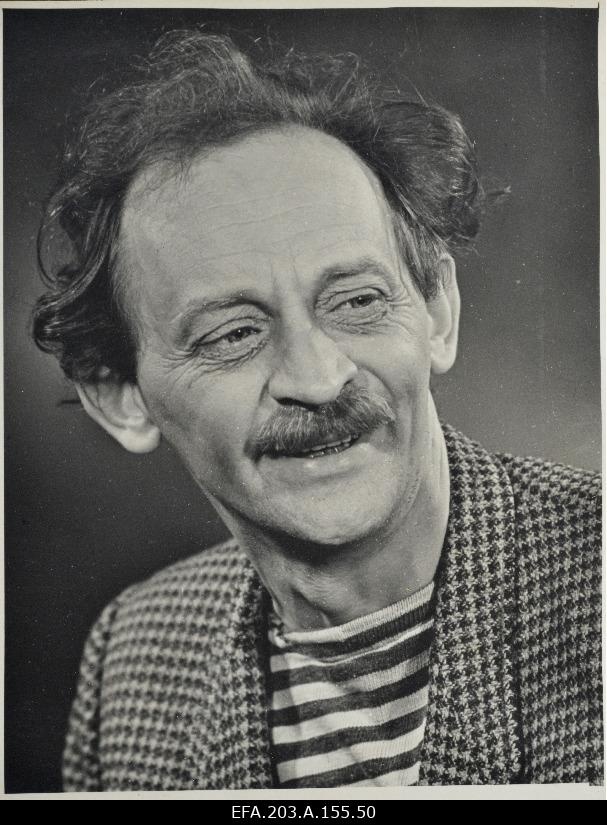 V. Kingissepa nim. Tallinna Riikliku Akadeemilise Draamateatri näitleja Jüri Järvet filmistuudio Tallinnfilm mängufilmi Jalgrattataltsutajad proovivõtetel.