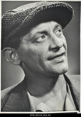 V. Kingissepa nim. Tallinna Riikliku Akadeemilise Draamateatri näitleja J. Järvet filmistuudio Tallinnfilm mängufilmi Laulusõber proovivõtetel.  similar photo