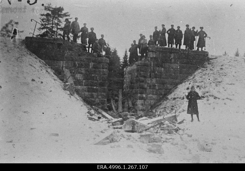 Vastase poolt Valga ja Sauleki jaamade vahel purustatud raudteesild 1919. a veebruaris