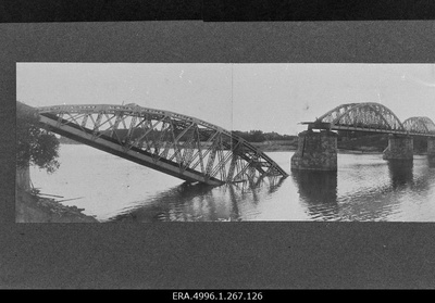 Vastase poolt purustatud Pihkva raudteesild [1919]  similar photo
