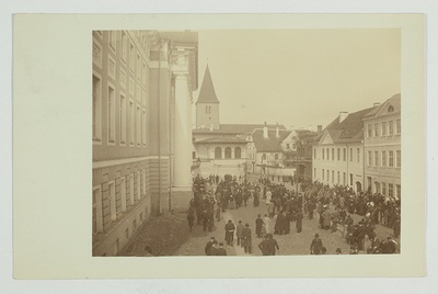 Tartu, population in front of the university  duplicate photo