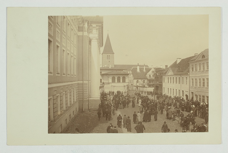 Tartu, population in front of the university