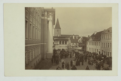 Tartu, population in front of the university  duplicate photo