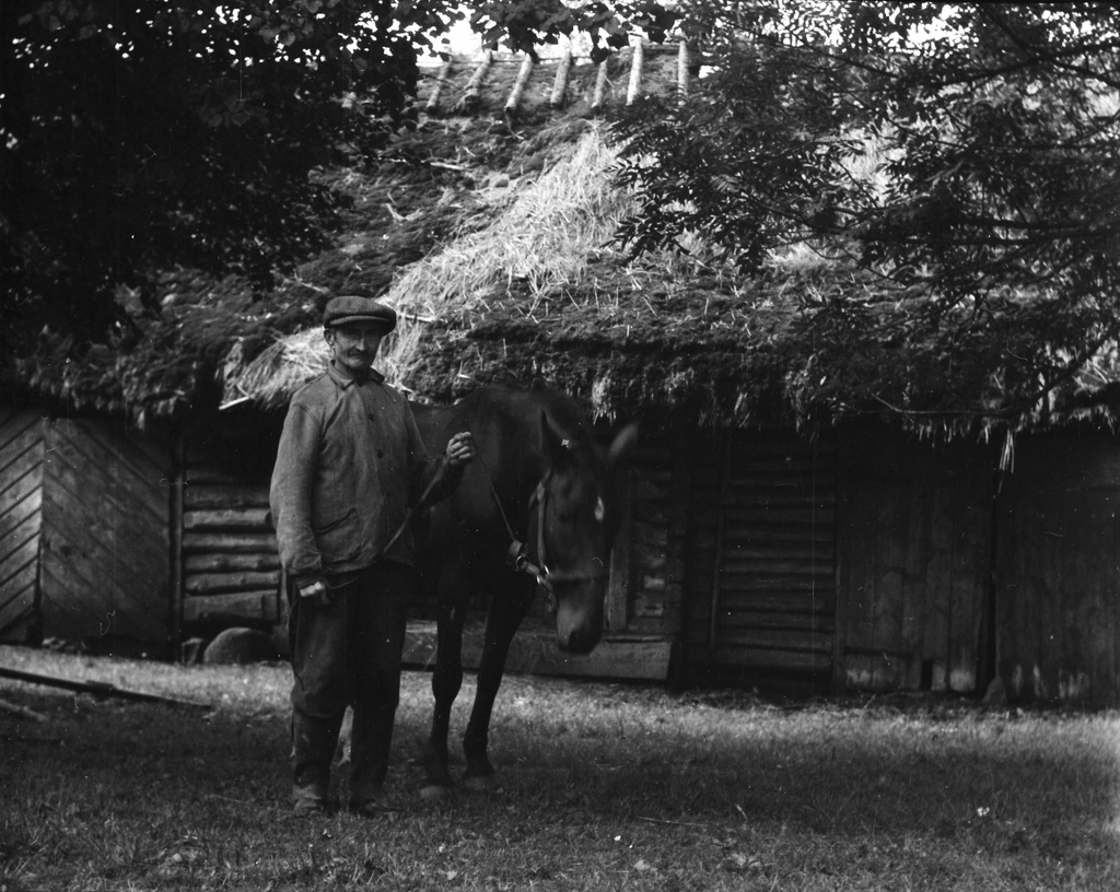 Vanem mees hobusega taluõuel
