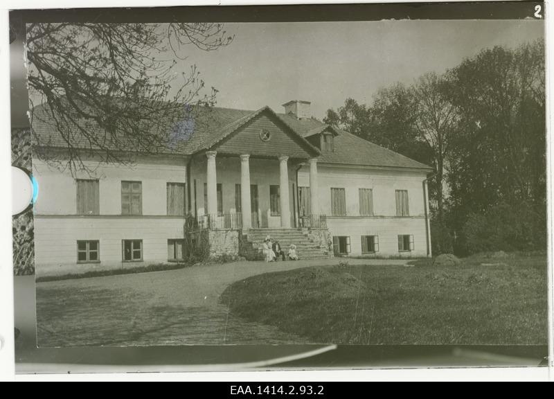 Järlepa (Jerlep). Klaasnegatiiv mõisa peahoone fotost. Trepil istub kolmeliikmeline perekond. Hoone põhikorruse aknad ja peauks on laudadega kinni löödud.