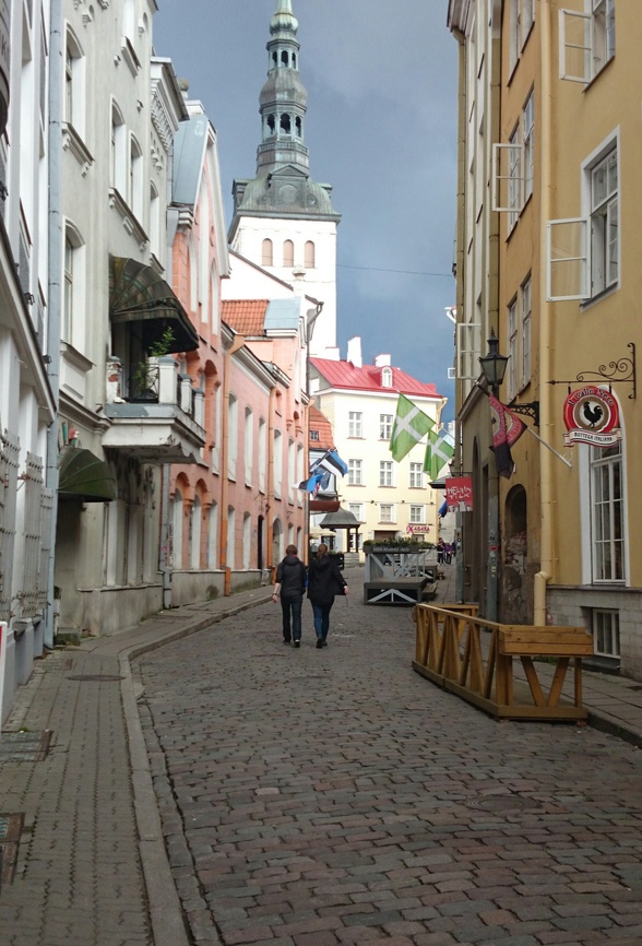 Tallinn, Rataskaevu tänav, taga Niguliste kirik. rephoto