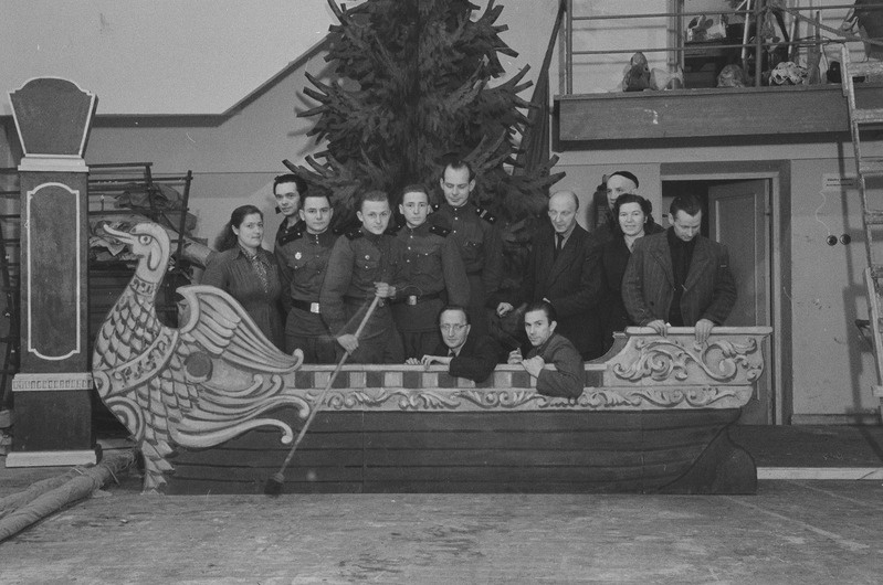 pildil: šeflusalused sõdurid abistamas Estonia dekoratsioonitöökojas