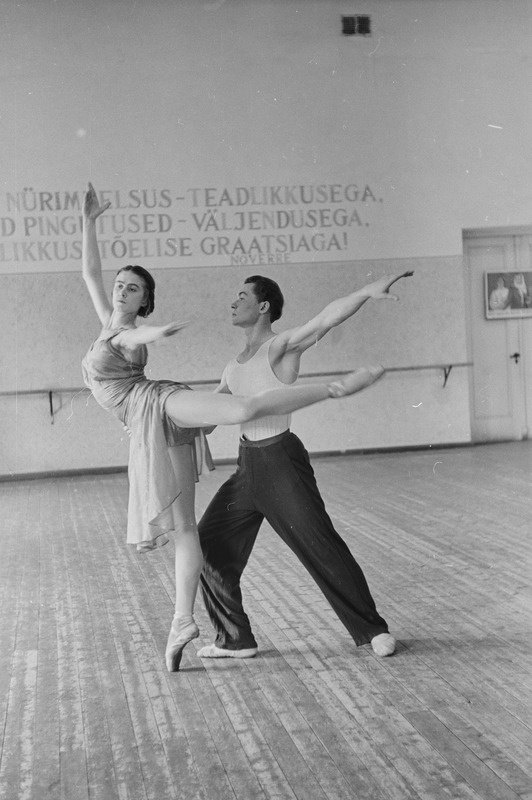 pildil: lõpetaja Ülle Ulla, 8.klassi õpilane Väino Aren