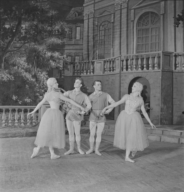 Bahhtšissarai purskkkaev, Teater Estonia, 1955, pildil: Yvonne Raksnevitš, Kalju Saareke, Aleksei Tšugai, Aina Petersons