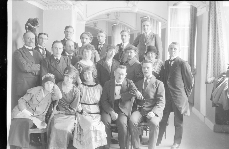 Estonia kooriartistid, ca 1920-1921, 1 - Kettmann, August Topman, Elfride Hilden, Jenny Krodo, A. Kullerkupp, 2 - Aleksander Kikas, Lea Kikas, Susy Lipp, Sestov, Alice Serman, Leppik - ?, 3 - ?, Larin, Tammeveski, Puks