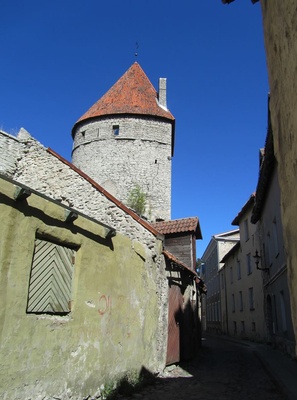 Tallinn, Laboratooriumi tänav, taga kindlustorn ja oleviste kiriku torn. rephoto