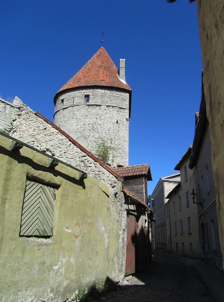 Tallinn, Laboratooriumi tänav, taga kindlustorn ja oleviste kiriku torn. rephoto
