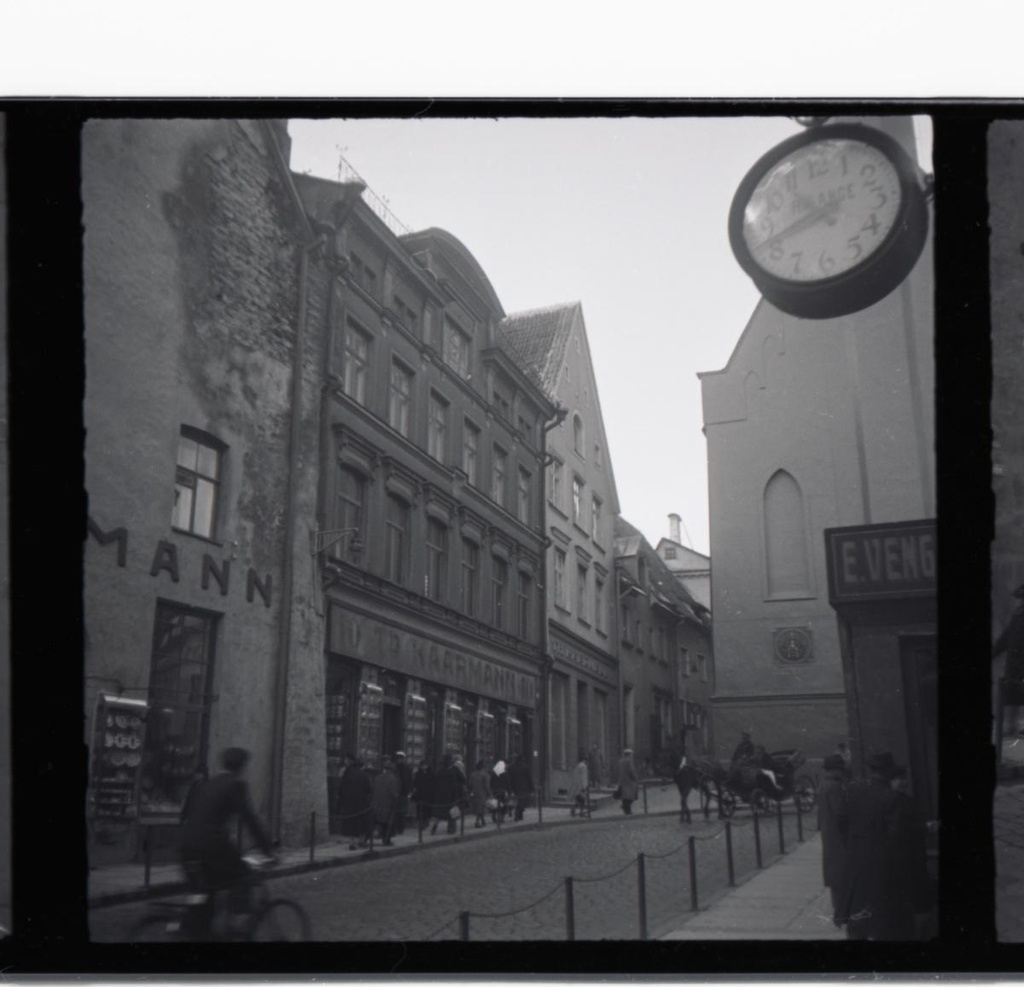 Tallinn, view of the Raekoja from the corner of the Pack Building.