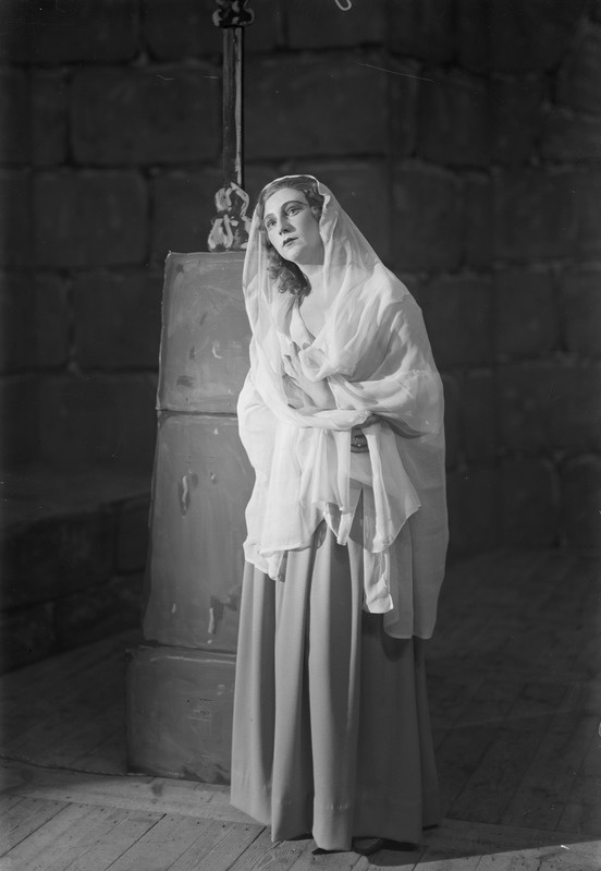 Olga Torokoff-Tiedeberg, rolliportree, Estonia, ca 1933