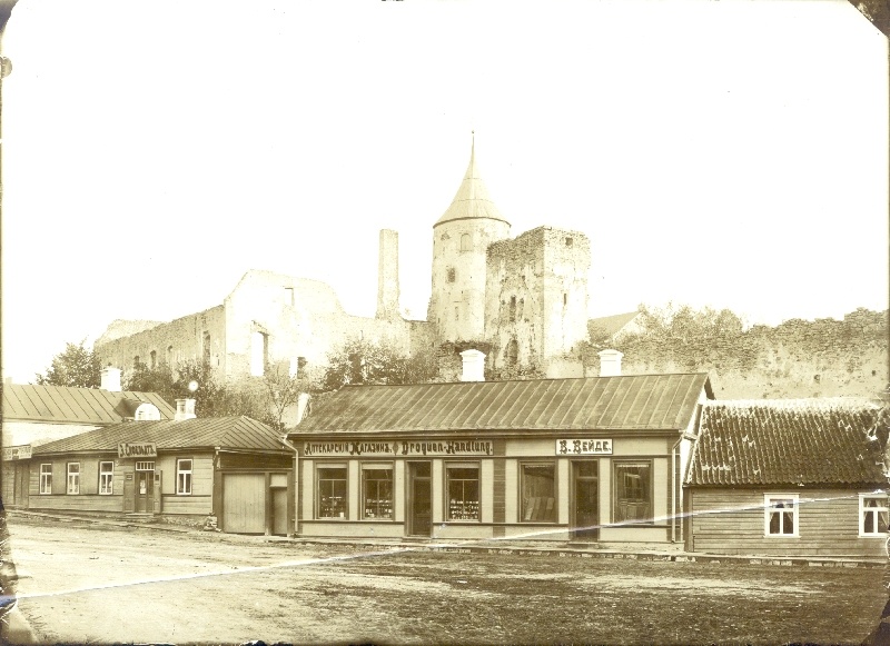 Photo. View of the houses of the beginning of Karja t. in the background of the fortress. 1900s. Black and white.