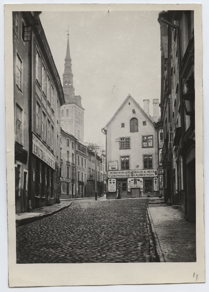 Tallinn, King Street, view towards Niguliste Street.