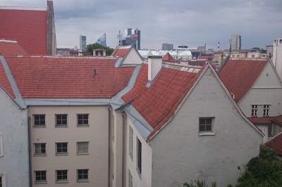 Tallinn, vaade vanalinna katustele Niguliste kiriku juures. rephoto