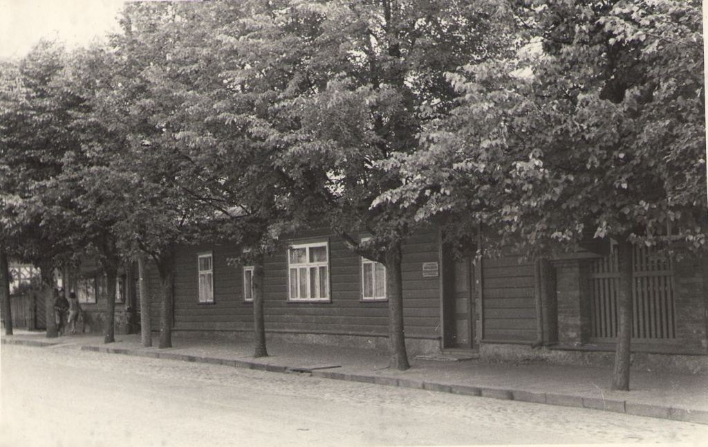 Photo. Dr. Fr. R. Kreutzwald Memorial Museum (see by the street).