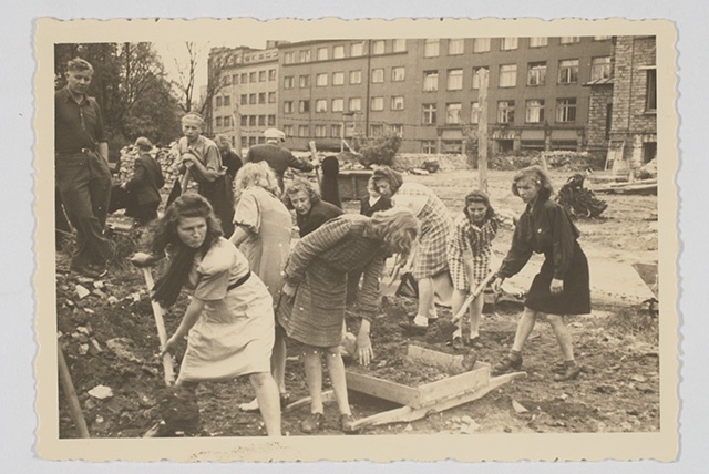 Cleaning of ruins on Tõnismäe, 1946