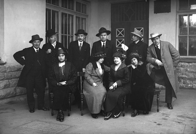 Teatri Vanemuine näitetrupp Tallinnas, Teater Estonia aias, grupifoto, 1929  similar photo
