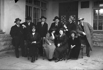 Teatri Vanemuine näitetrupp Tallinnas, Teater Estonia aias, grupifoto, 1929  similar photo