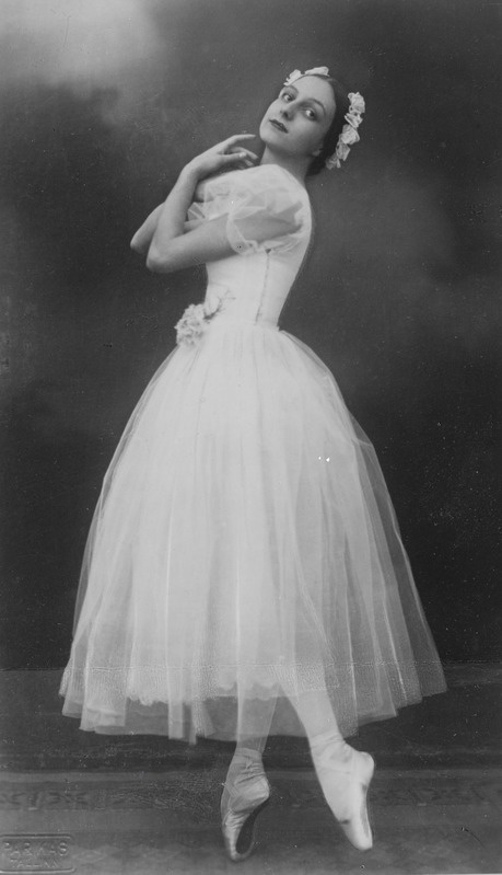 Ksenia Williams, portree, tantsupoosis, ca 1939-1940