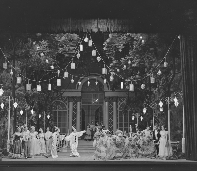 Pajatsid, Teater Estonia, 1954, pildil: stseen lavastusest