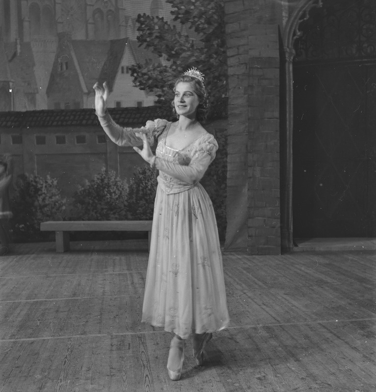 Esmeralda, Teater Estonia, 1951, osades: Fleur de Lice sõbratar – Ivonne Raksnevitš