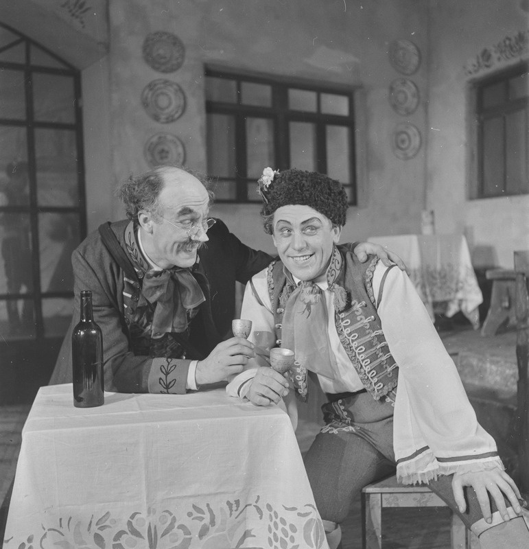 Müüdud mõrsja, Teater Estonia, 1950, osades: Kecal – Aaro Pärn, Jenik – Heino Otto