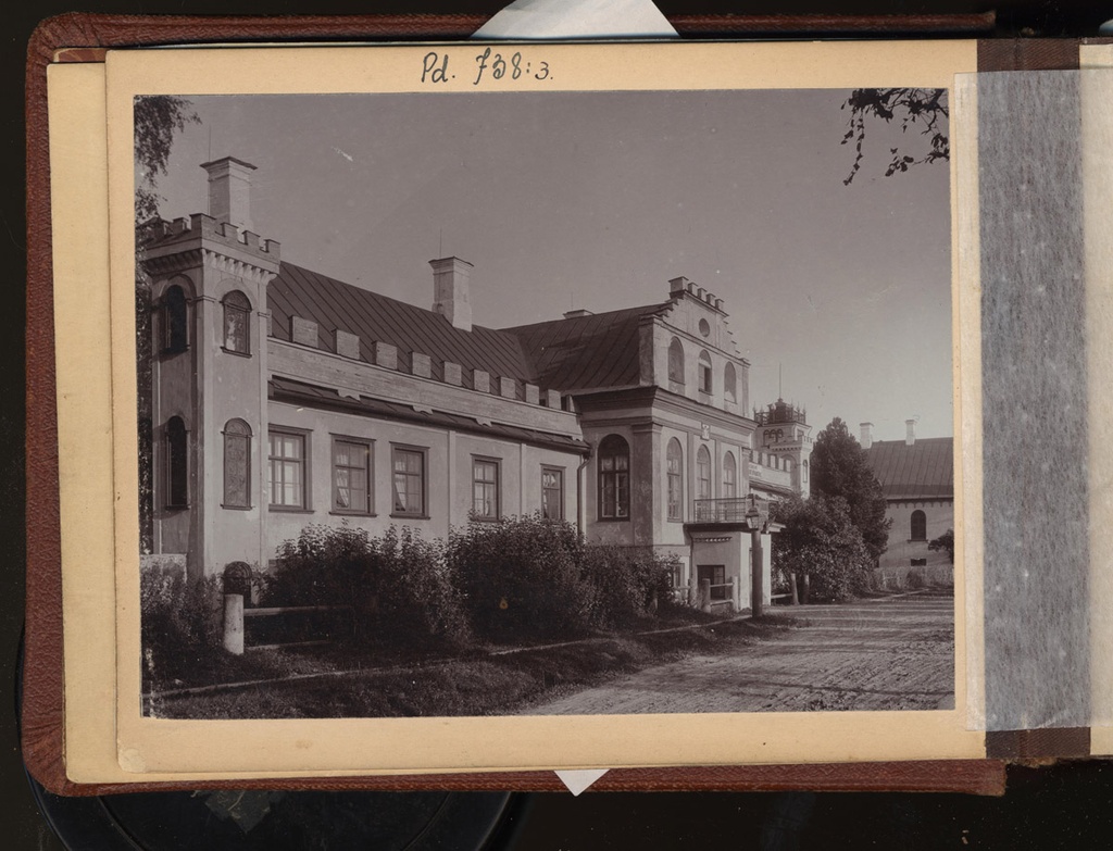 Karlova Manor